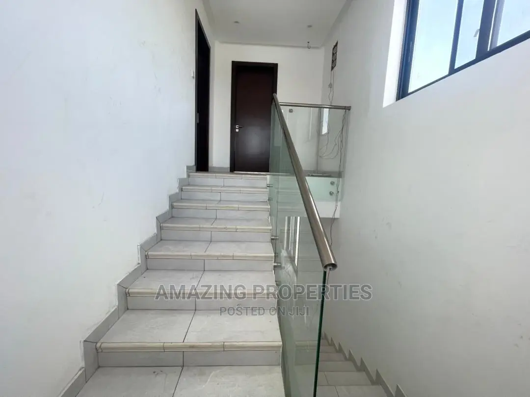 5bdrm House in Airport Residential Area for sale