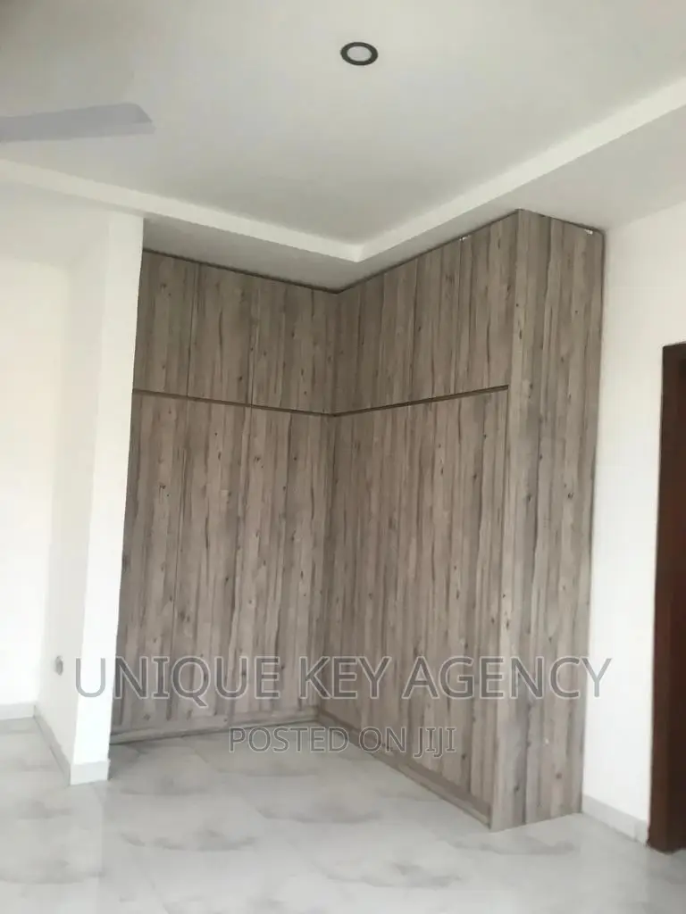 3bdrm House in Unique Agency, Airport Residential Area for sale