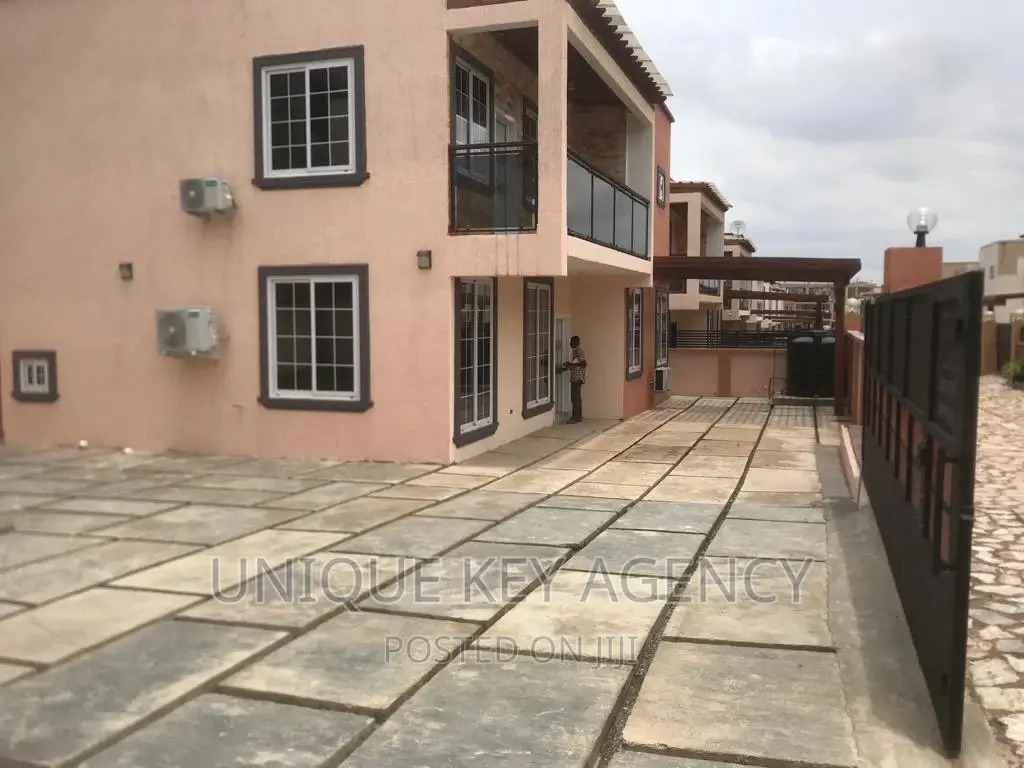 3bdrm House in Unique Agency, Airport Residential Area for sale