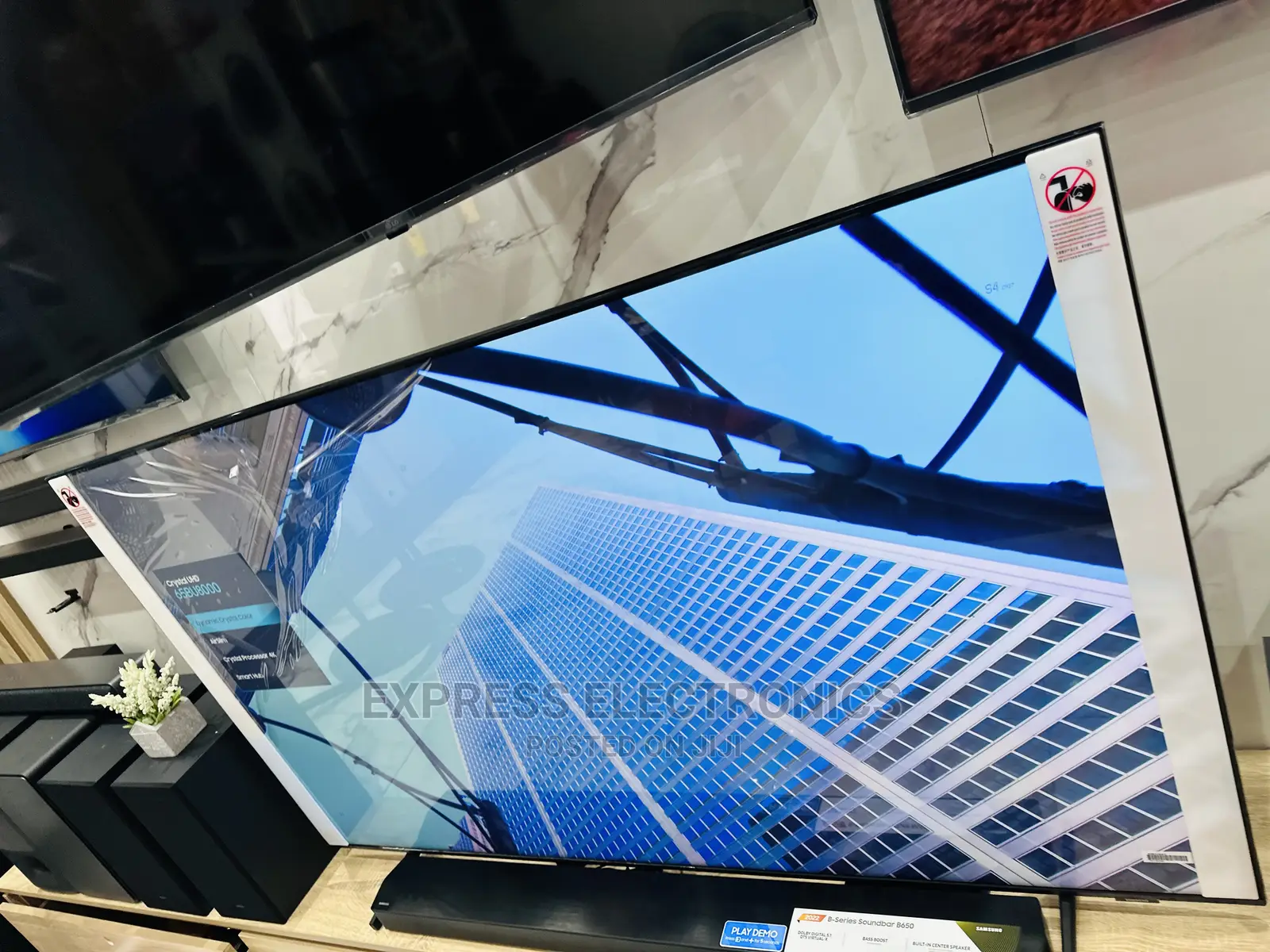 Rich  Sleek Samsung Ua65”Bu8000 Tv UHD Smart