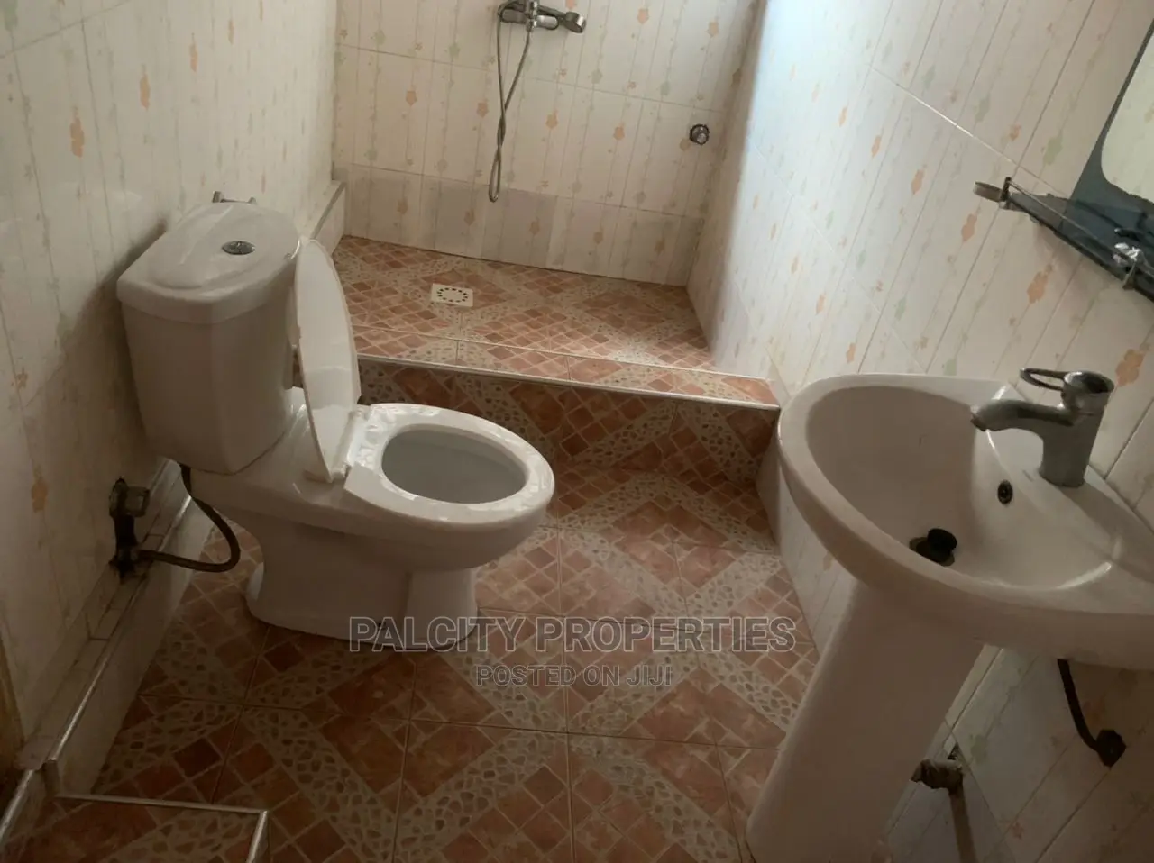10bdrm House in Atonsu Esereso, Kumasi Metropolitan for sale