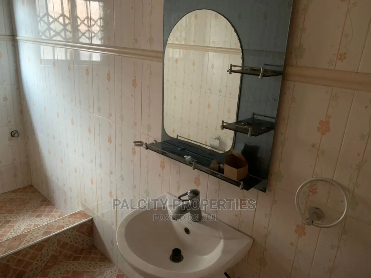 10bdrm House in Atonsu Esereso, Kumasi Metropolitan for sale