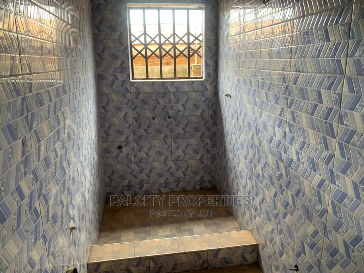 10bdrm House in Atonsu Esereso, Kumasi Metropolitan for sale