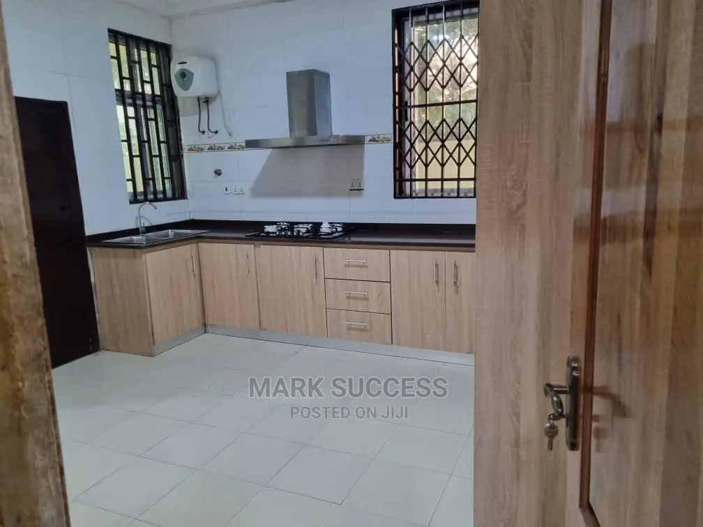 5bdrm Duplex in Budumburam for sale