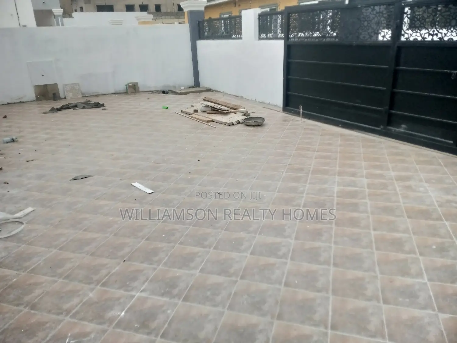 3bdrm House in Hfc Estate, Spintex for sale