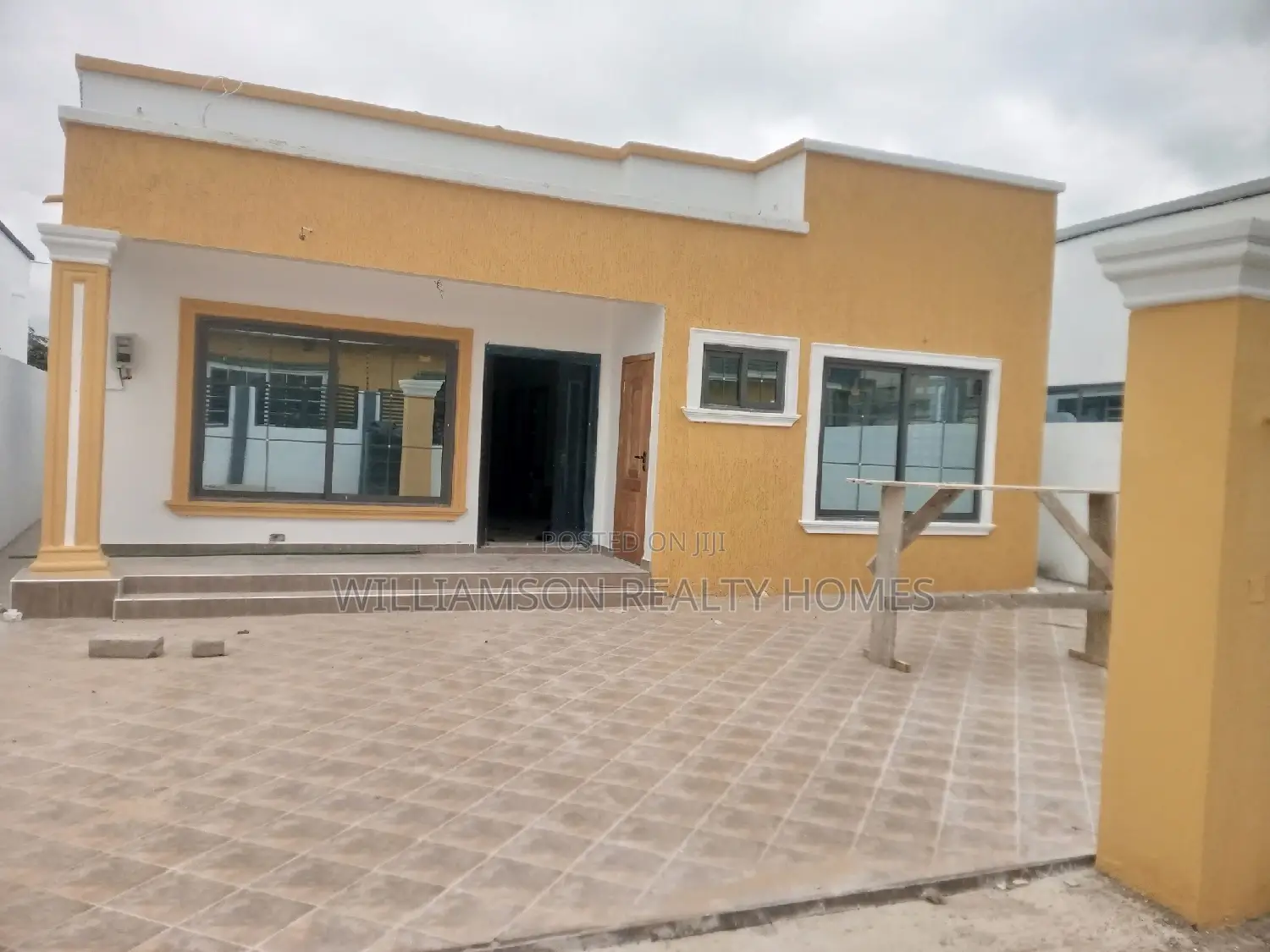 3bdrm House in Hfc Estate, Spintex for sale