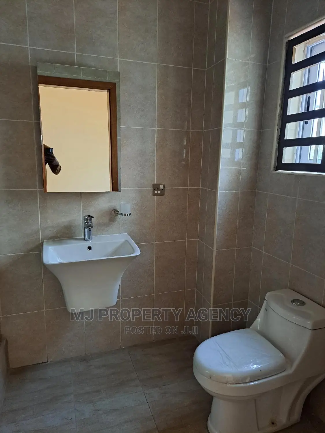 5bdrm House in Devtraco, Tema Metropolitan for sale
