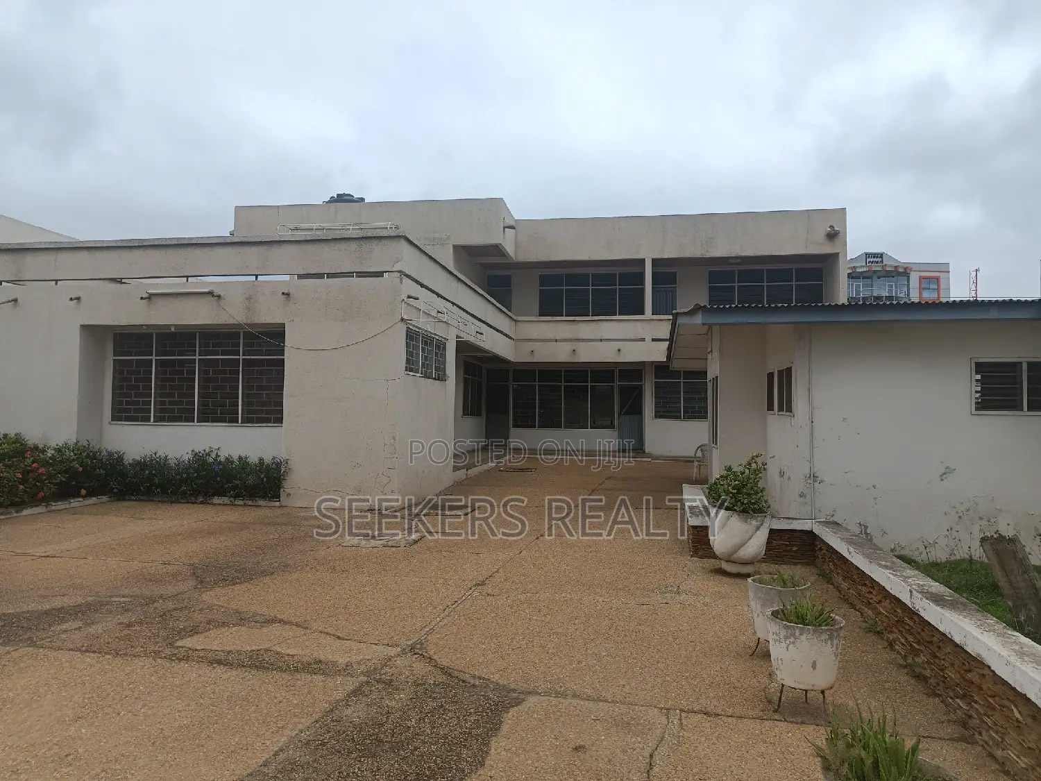 7bdrm House in Seekers Realty, Dzorwulu for sale
