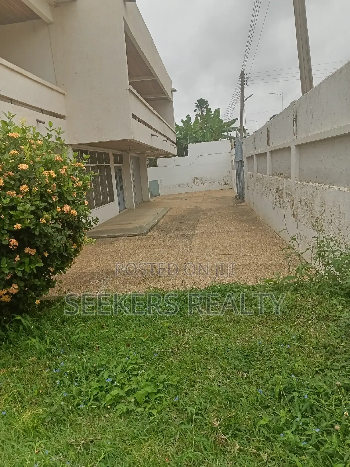 7bdrm House in Seekers Realty, Dzorwulu for sale
