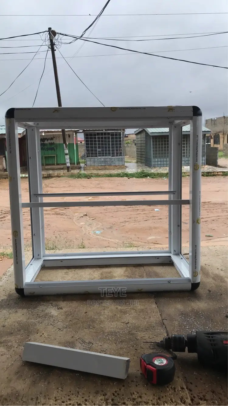 Daylight Aluminum Glass (2 Step) Showcase
