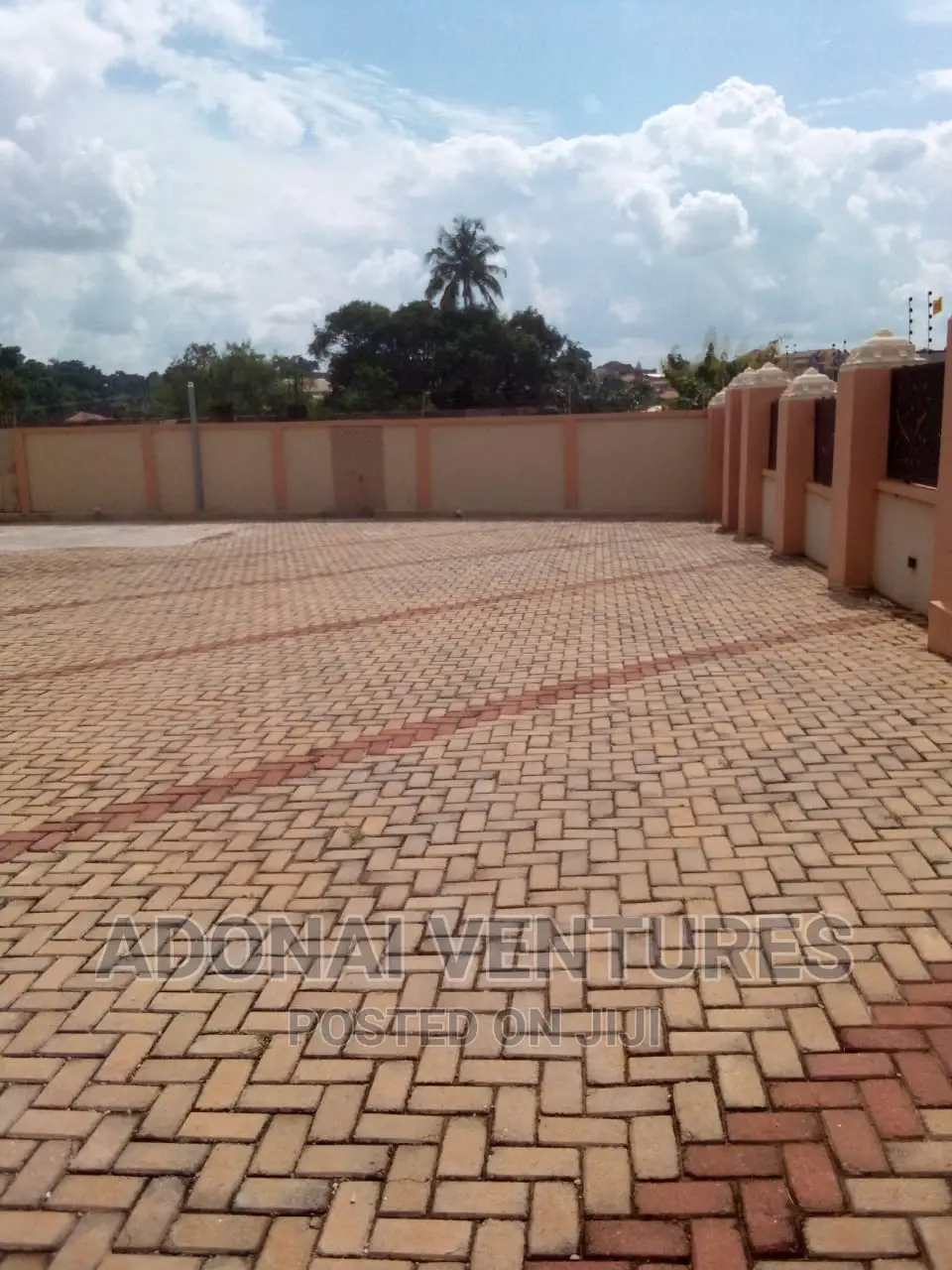 6bdrm House in Kronon African, Kumasi Metropolitan for sale