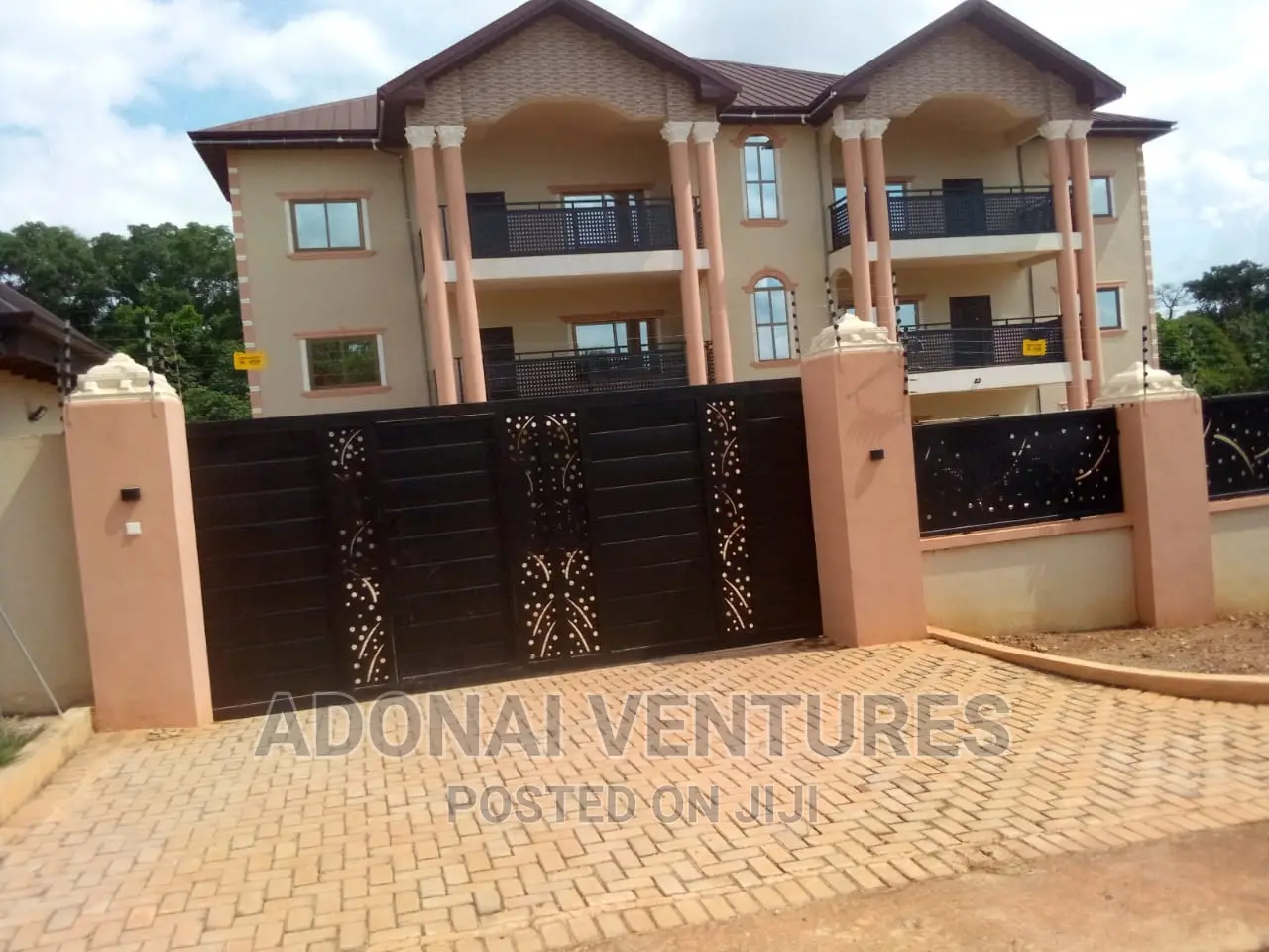 6bdrm House in Kronon African, Kumasi Metropolitan for sale