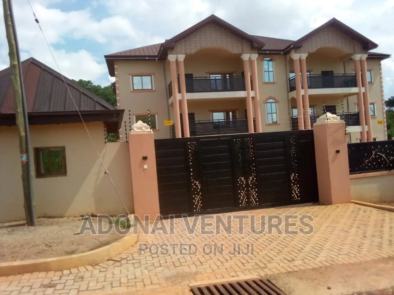 6bdrm House in Kronon African, Kumasi Metropolitan for sale