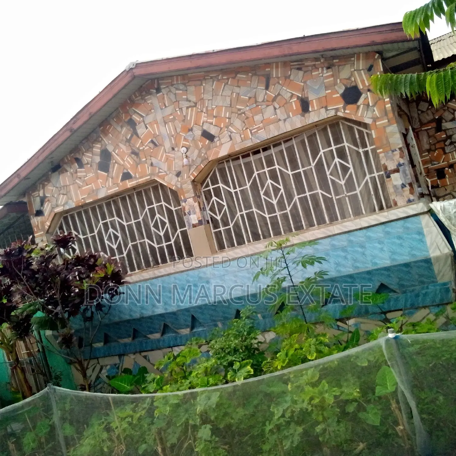 9bdrm House in Meduma Abass, Kumasi Metropolitan for sale