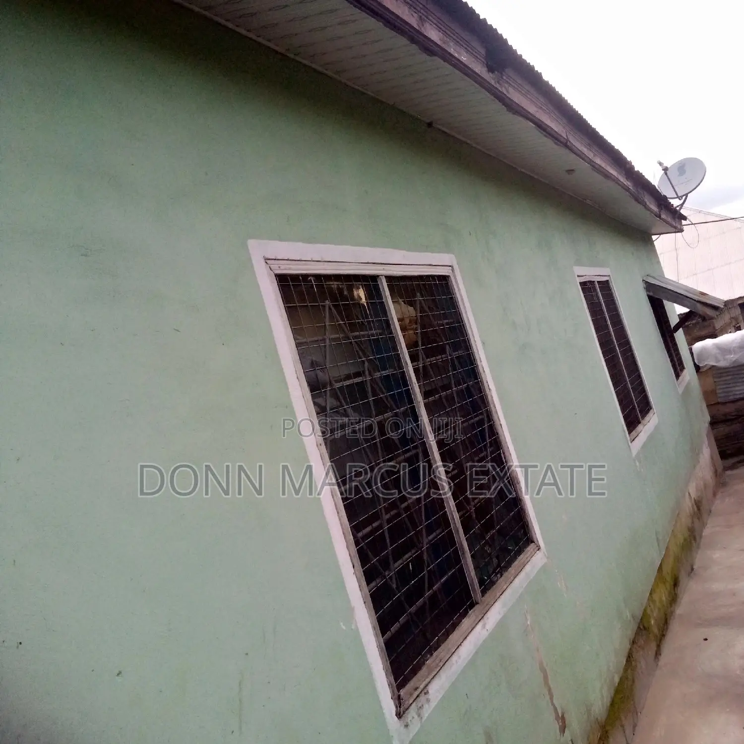 9bdrm House in Meduma Abass, Kumasi Metropolitan for sale