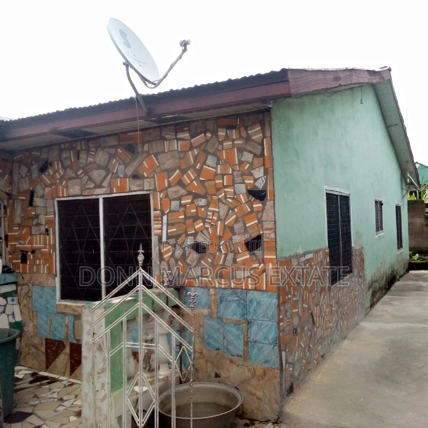 9bdrm House in Meduma Abass, Kumasi Metropolitan for sale