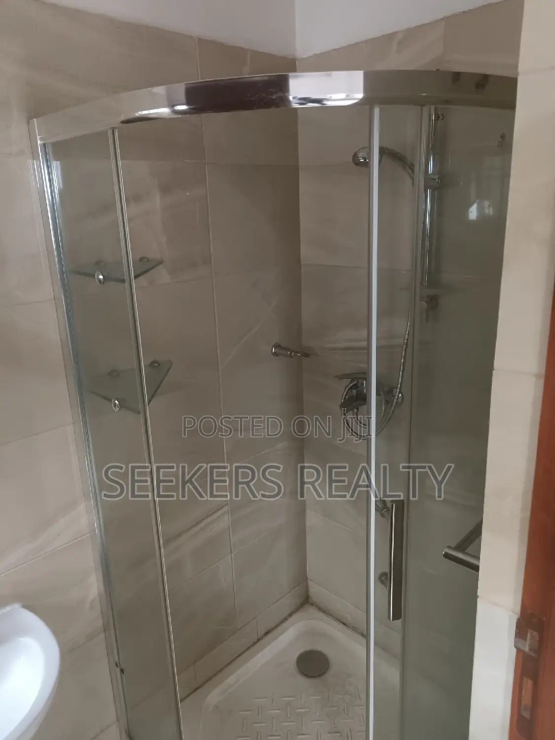 3bdrm Townhouse / Terrace in Seekers Realty, Cantonments for rent
