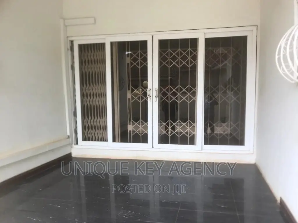 2bdrm Apartment in Unique Agency, Adjiriganor for rent