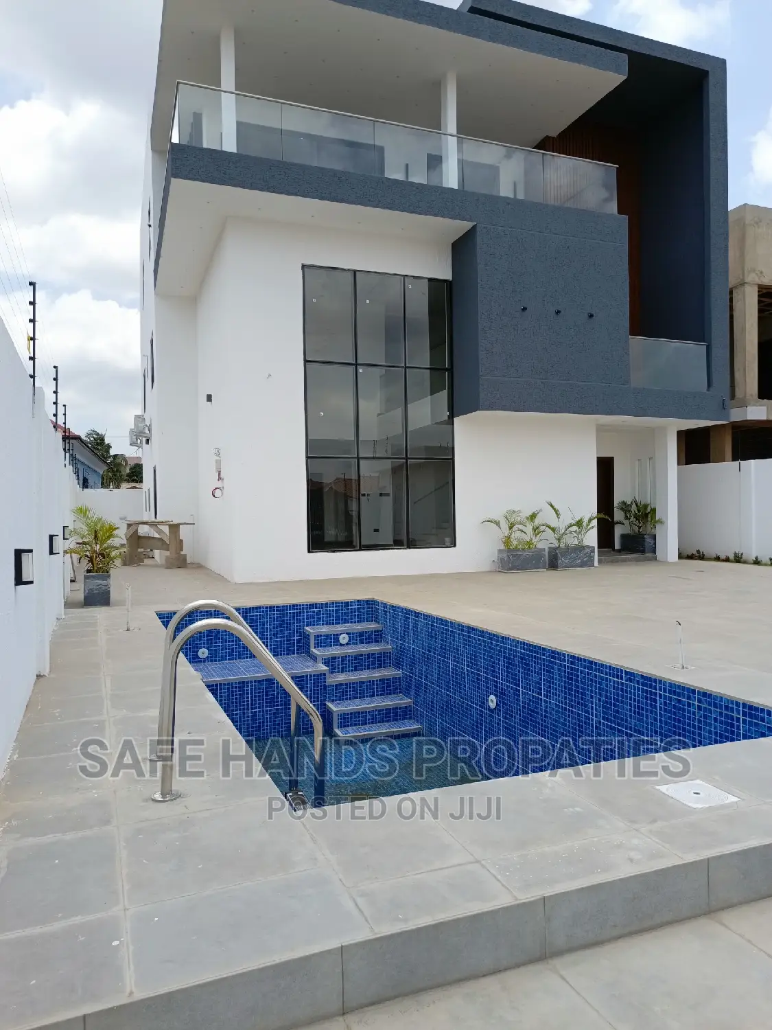 5bdrm Mansion in Nmai-Dzorn for sale