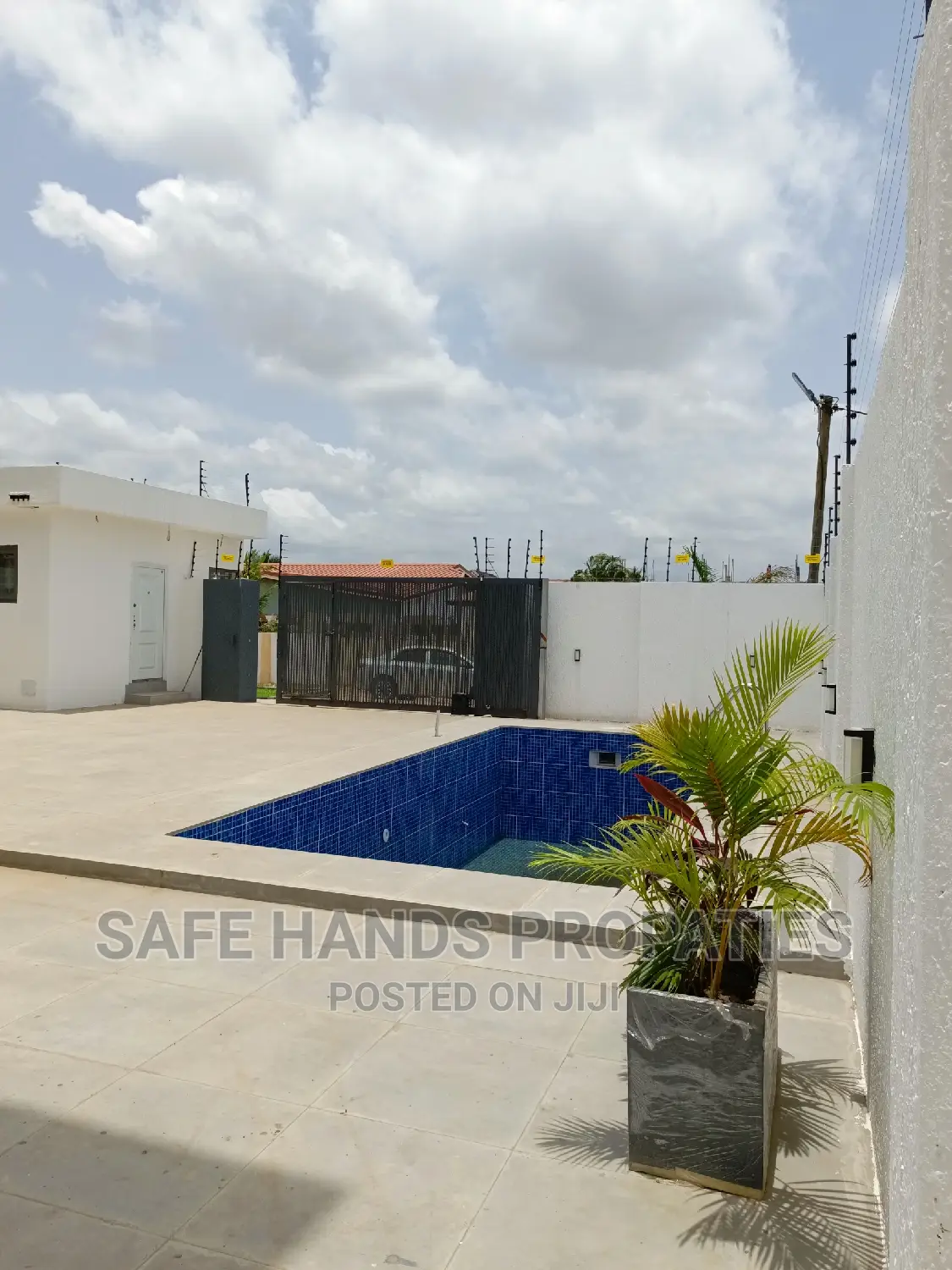 5bdrm Mansion in Nmai-Dzorn for sale