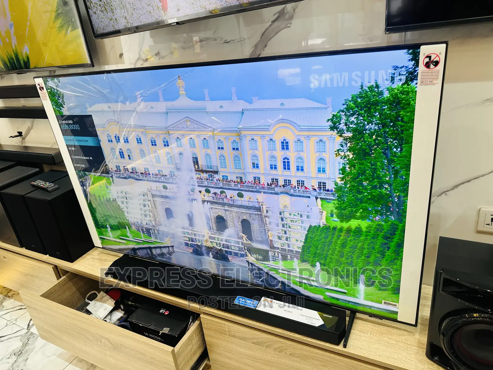Superior Sleek Black Slim Samsung UHD Smart 65”Bu8002 Tv