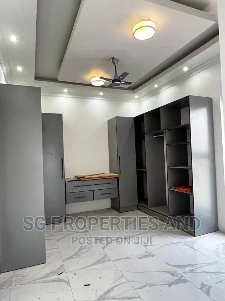 4bdrm Mansion in Ecobank, Spintex for sale