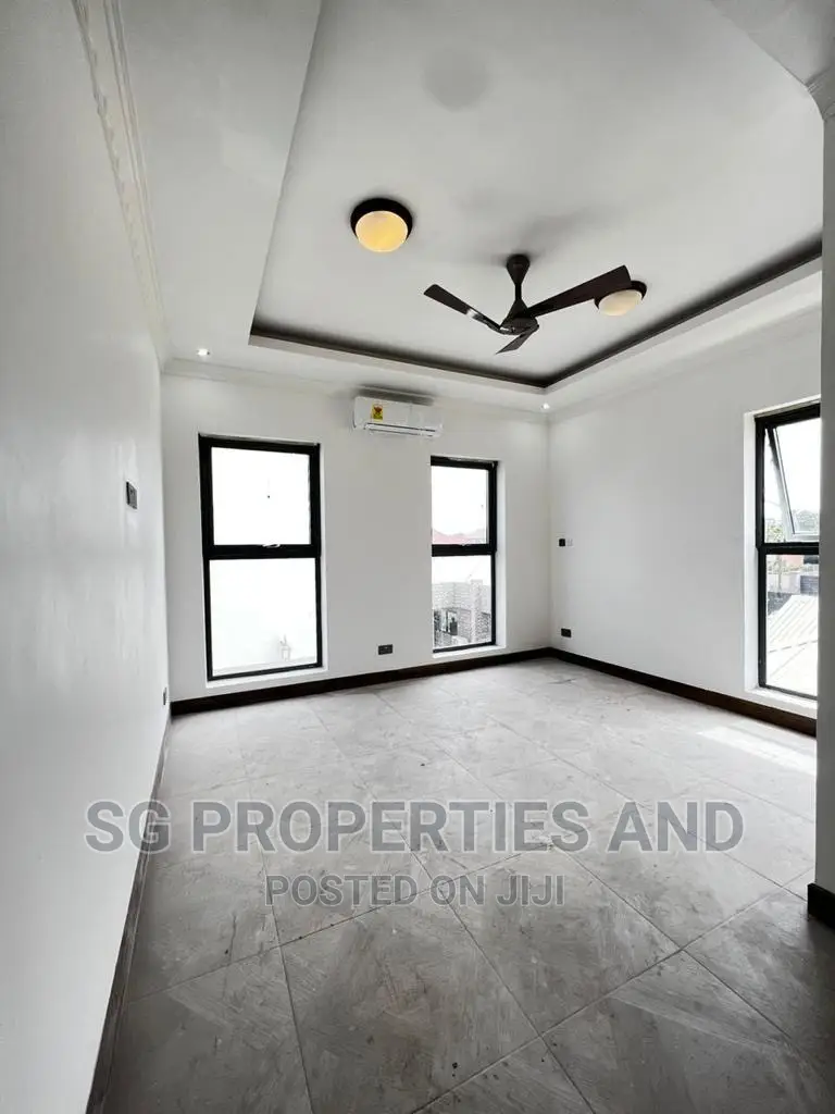 4bdrm Mansion in Ecobank, Spintex for sale