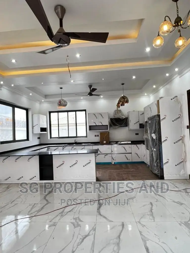 4bdrm Mansion in Ecobank, Spintex for sale