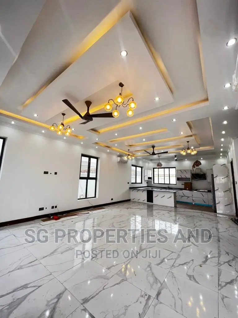 4bdrm Mansion in Ecobank, Spintex for sale