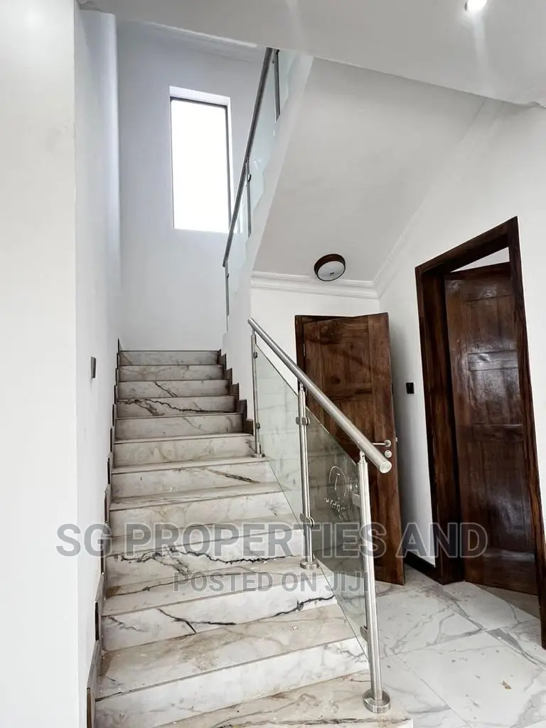 4bdrm Mansion in Ecobank, Spintex for sale