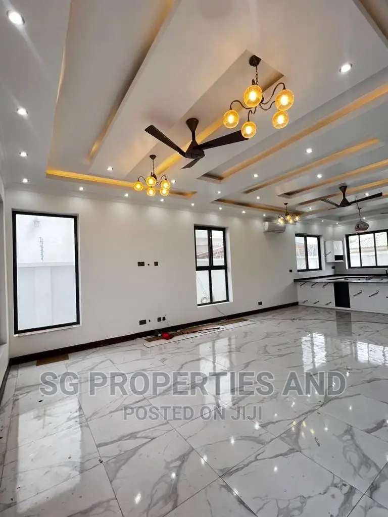 4bdrm Mansion in Ecobank, Spintex for sale
