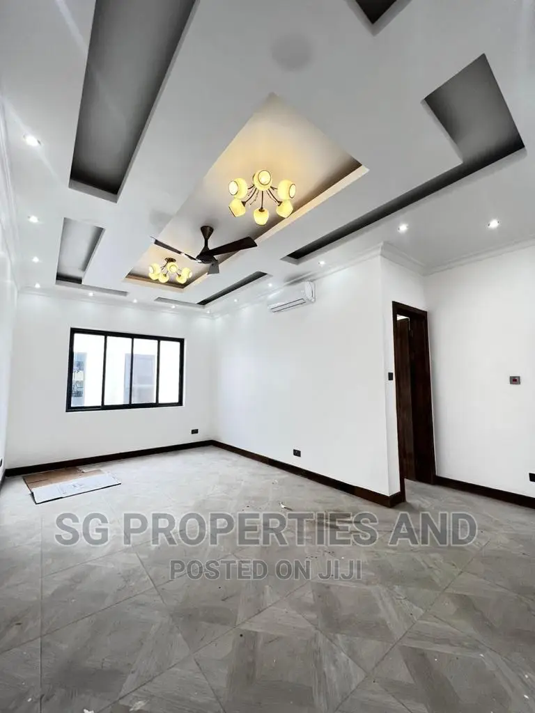 4bdrm Mansion in Ecobank, Spintex for sale