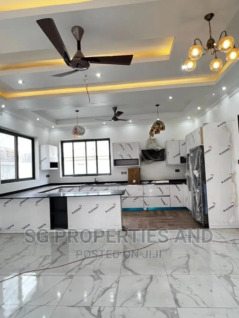 4bdrm Mansion in Ecobank, Spintex for sale