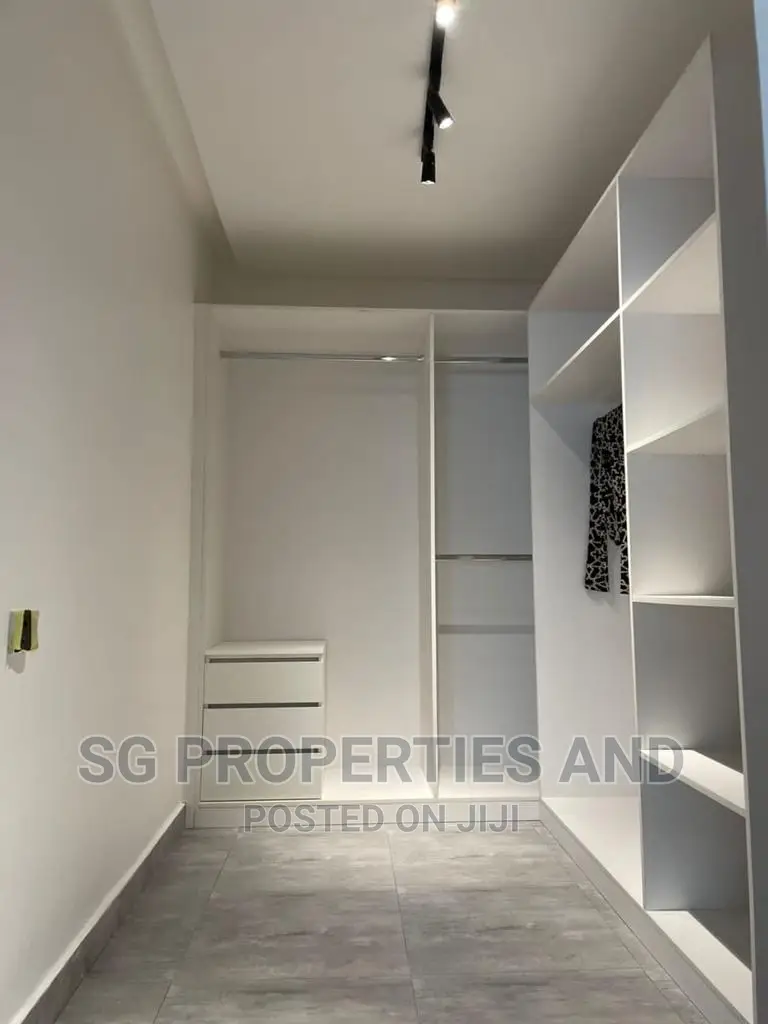 4bdrm Mansion in Community 18, Spintex for sale
