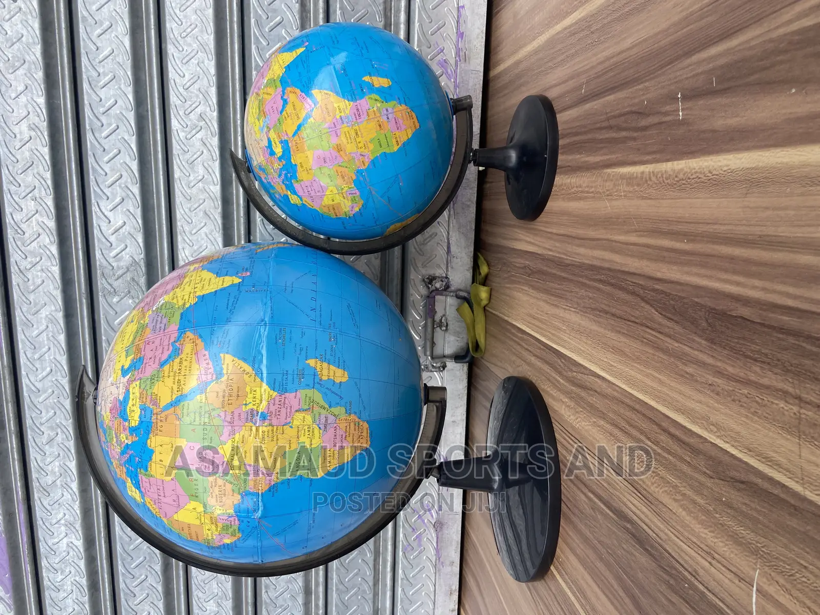 Original Globe Medium Size at Cool Price