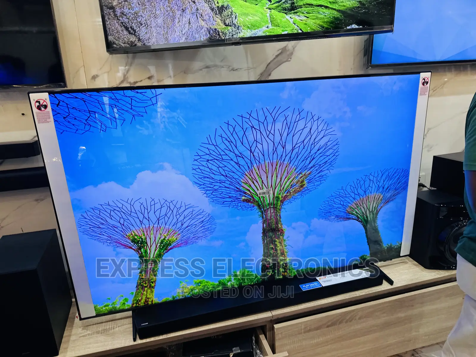 Essential New Samsung UHD Smart Glossy 55”Au7000 Tv