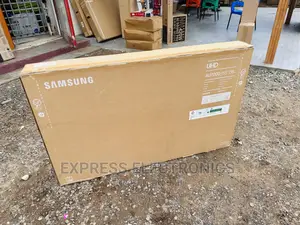 UHD With Triluminos Smart Samsung 55”Au7000 Tv