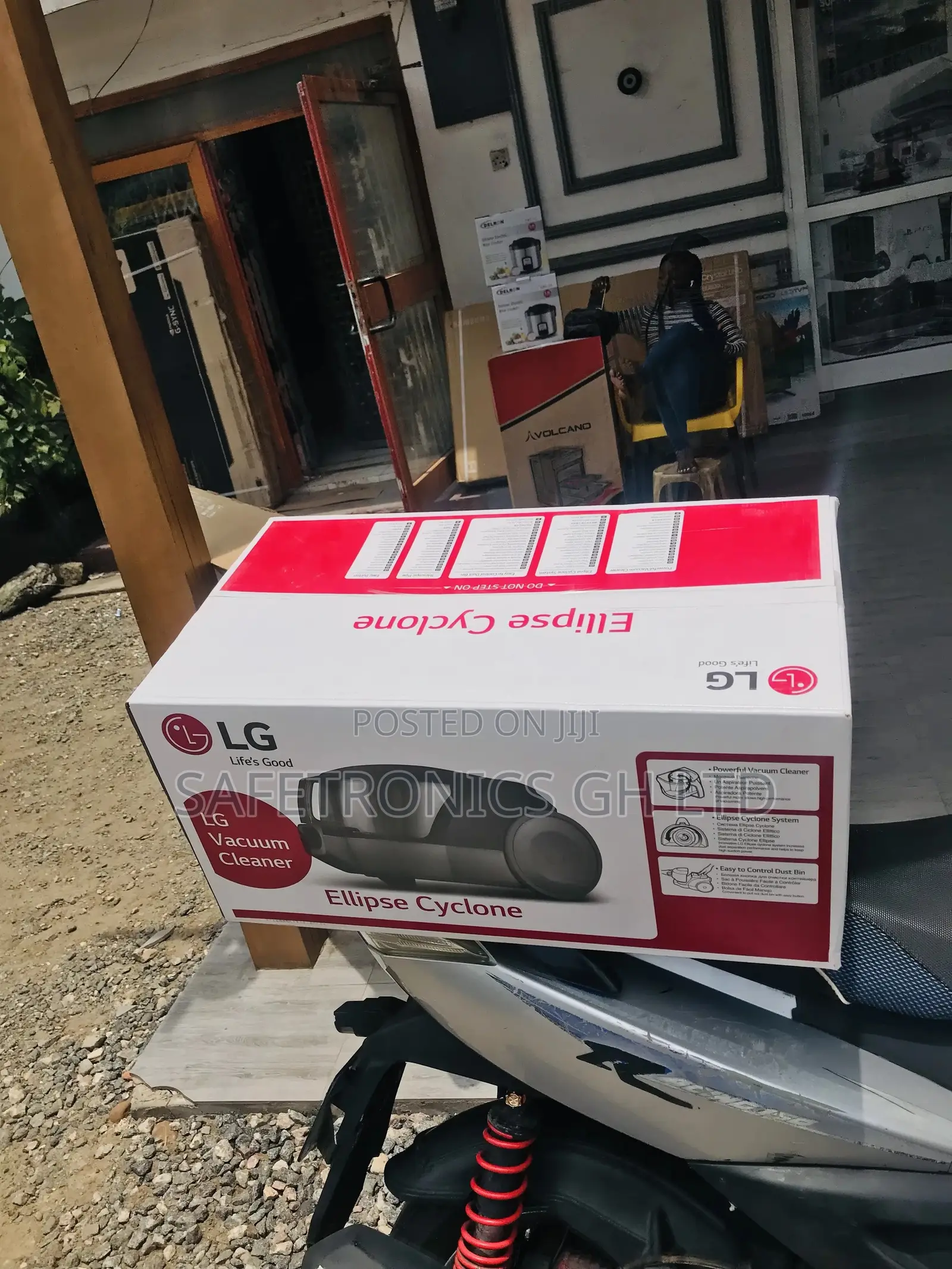 Sealed Boxed  Red/White Vacuum Cleaner  2000W Lg