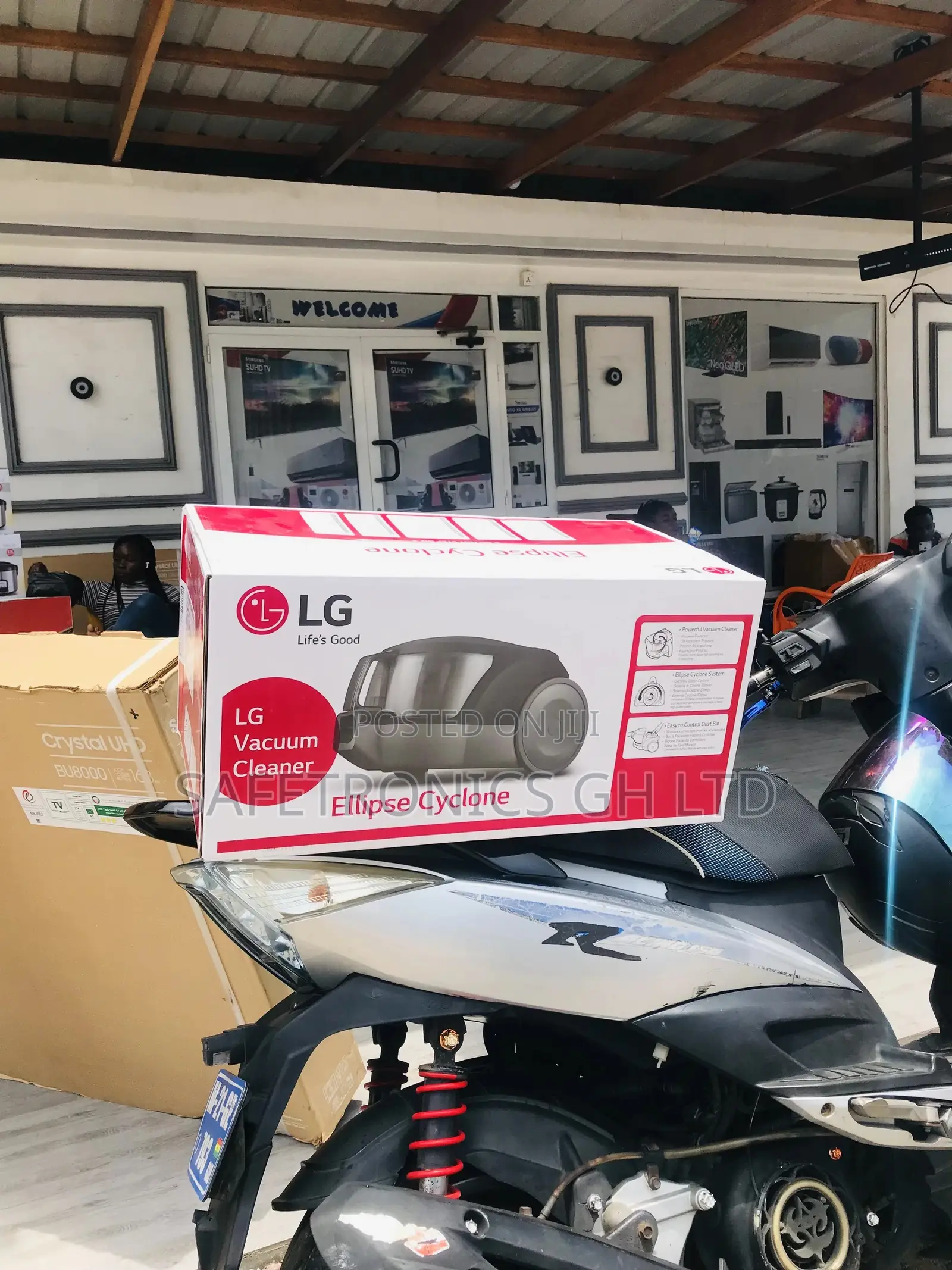 Great Offer 2000W LG Vacuum Cleaner White/Red 