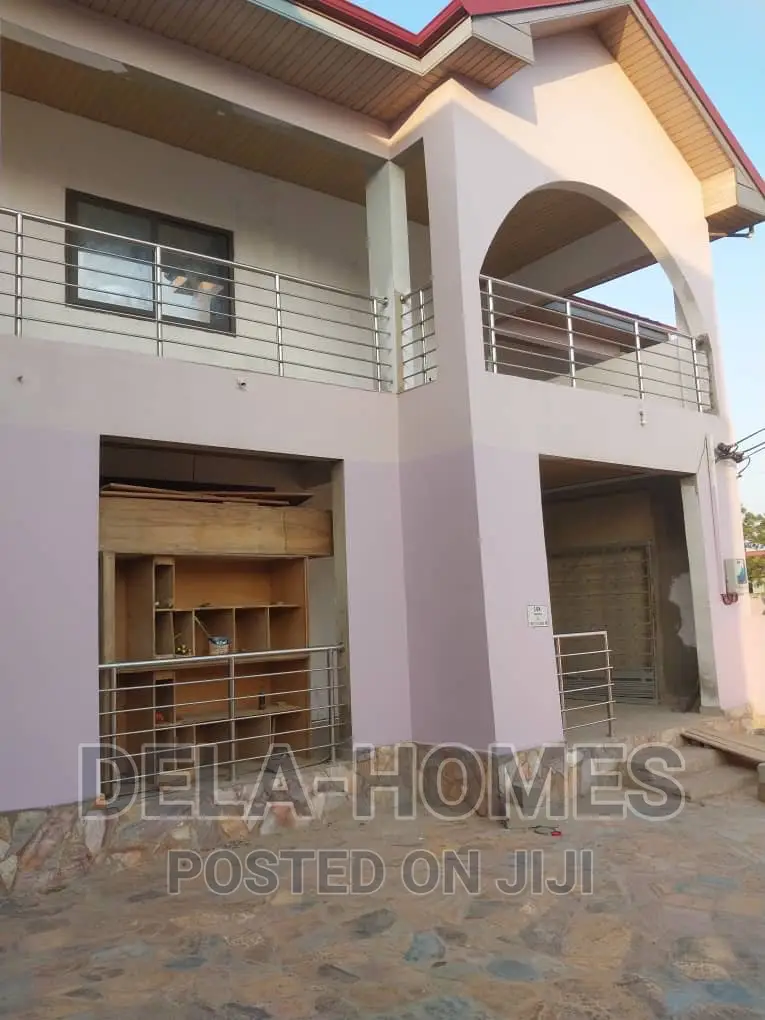 Three Bedroom HSE for Rent at Ashaley Botwe.