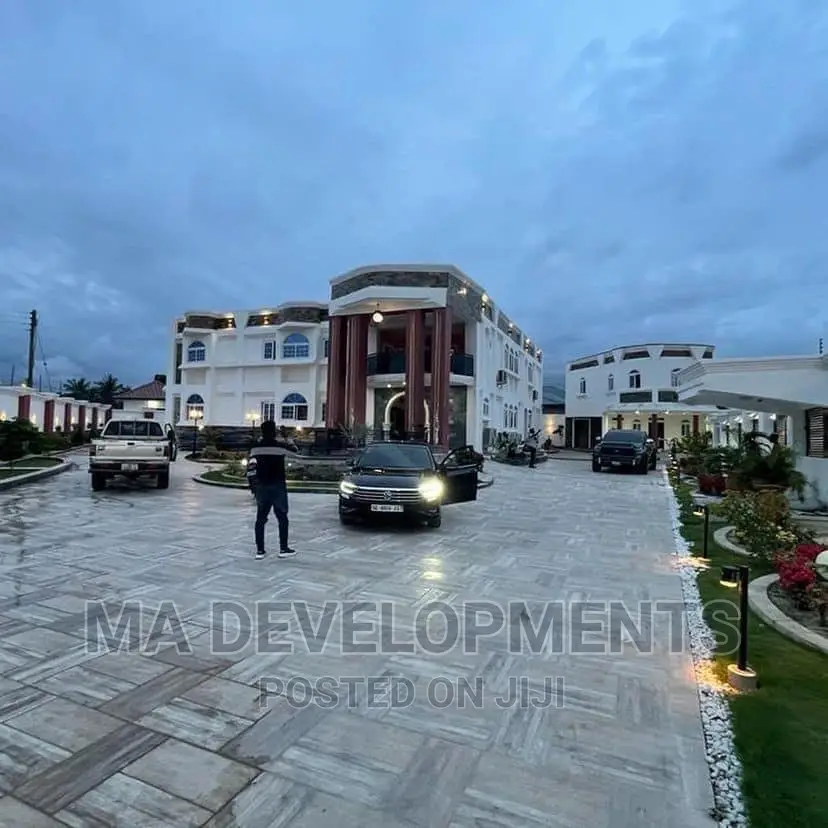 8bdrm Maisonette in Ma Developments, Tema Metropolitan for sale