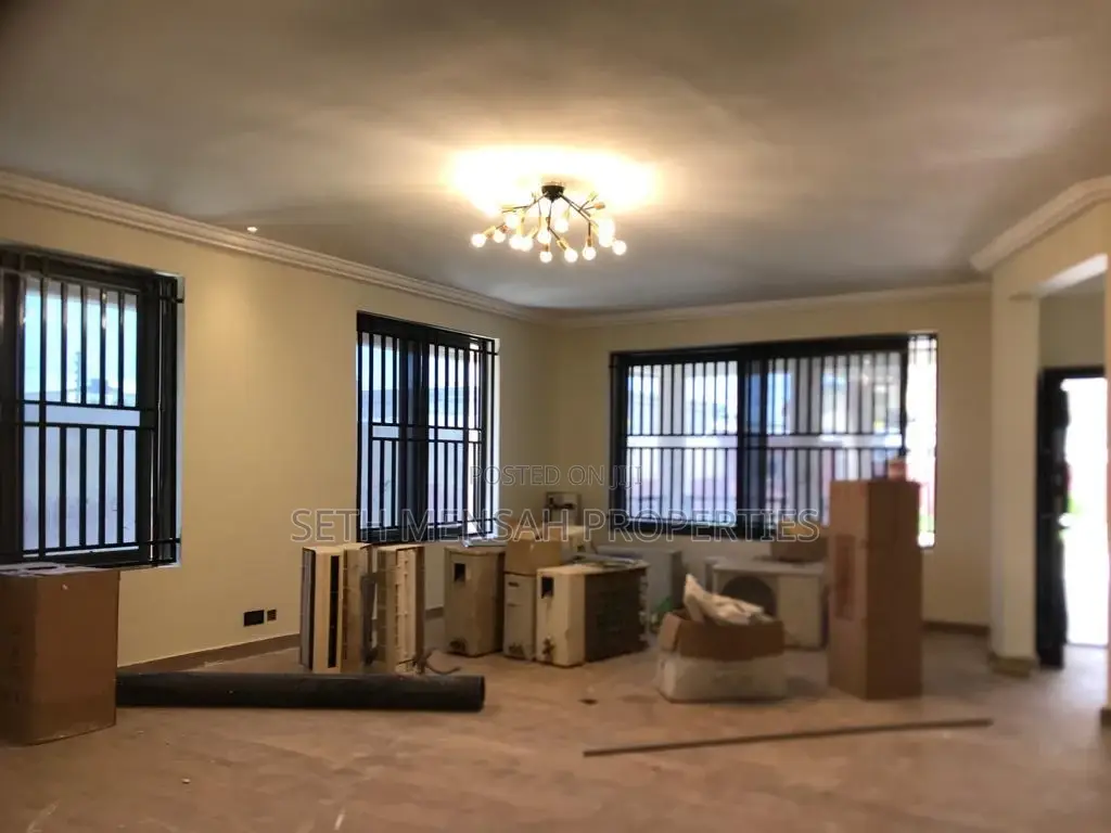 5bdrm House in Airport Residential Area for rent