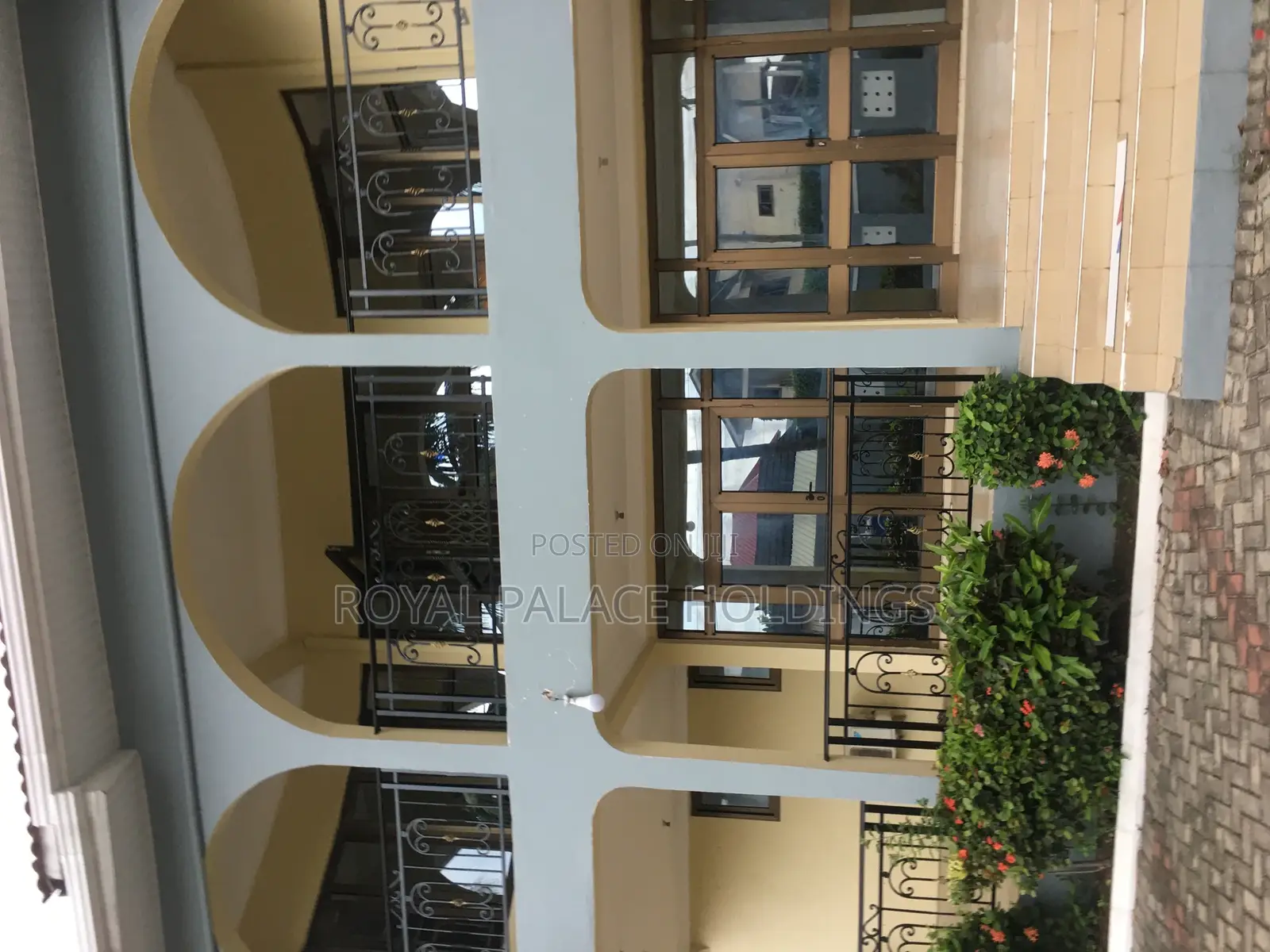8bdrm Duplex in Close To American, East Legon for rent
