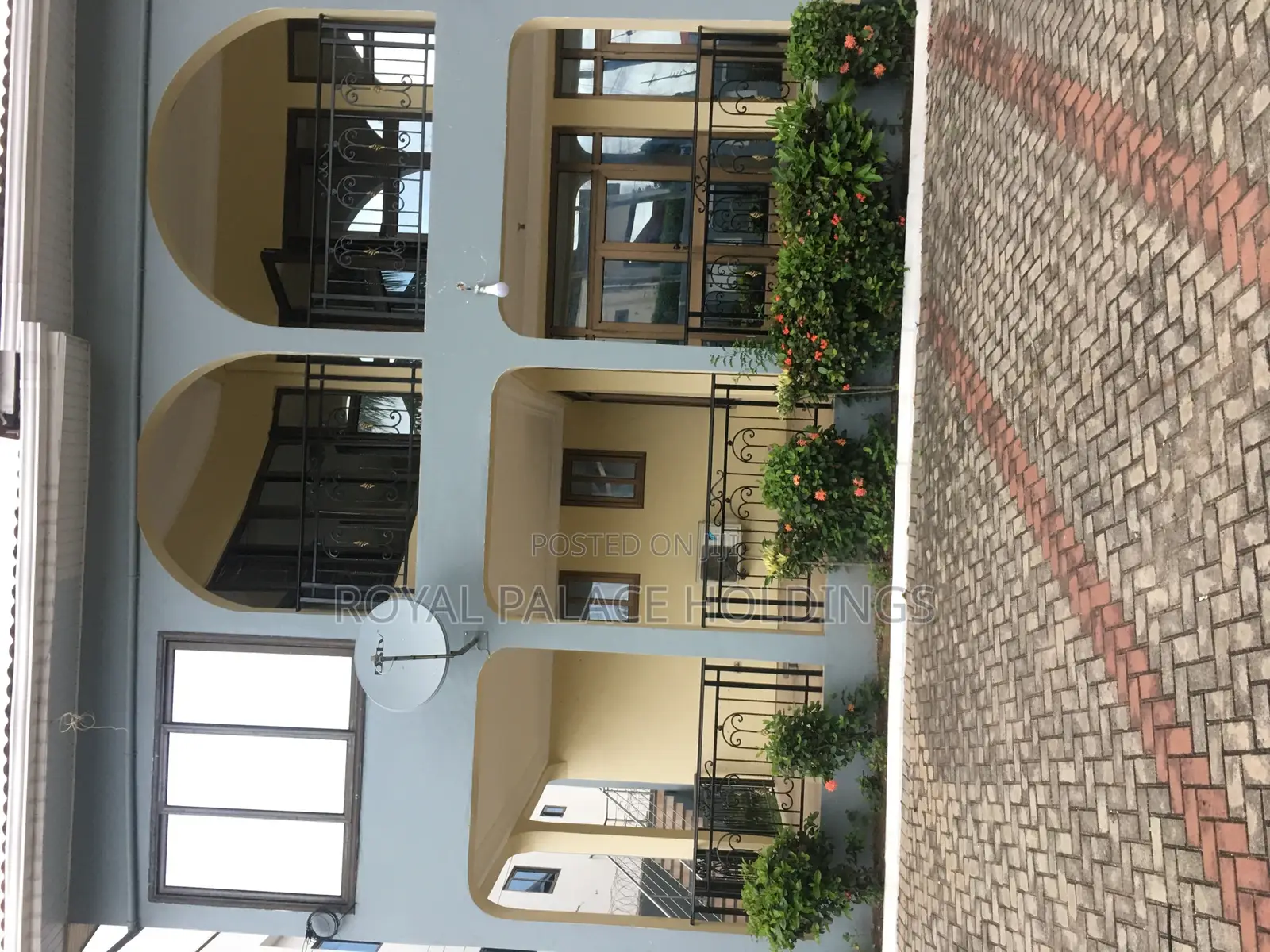 8bdrm Duplex in Close To American, East Legon for rent