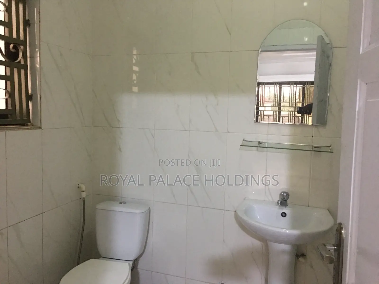 8bdrm Duplex in Close To American, East Legon for rent