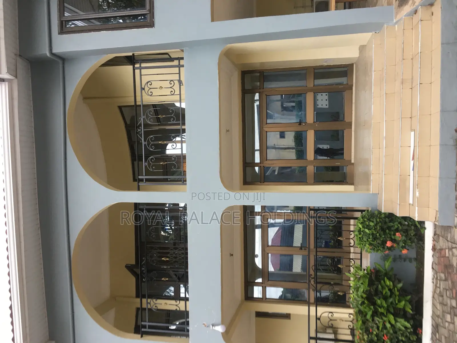 8bdrm Duplex in Close To American, East Legon for rent