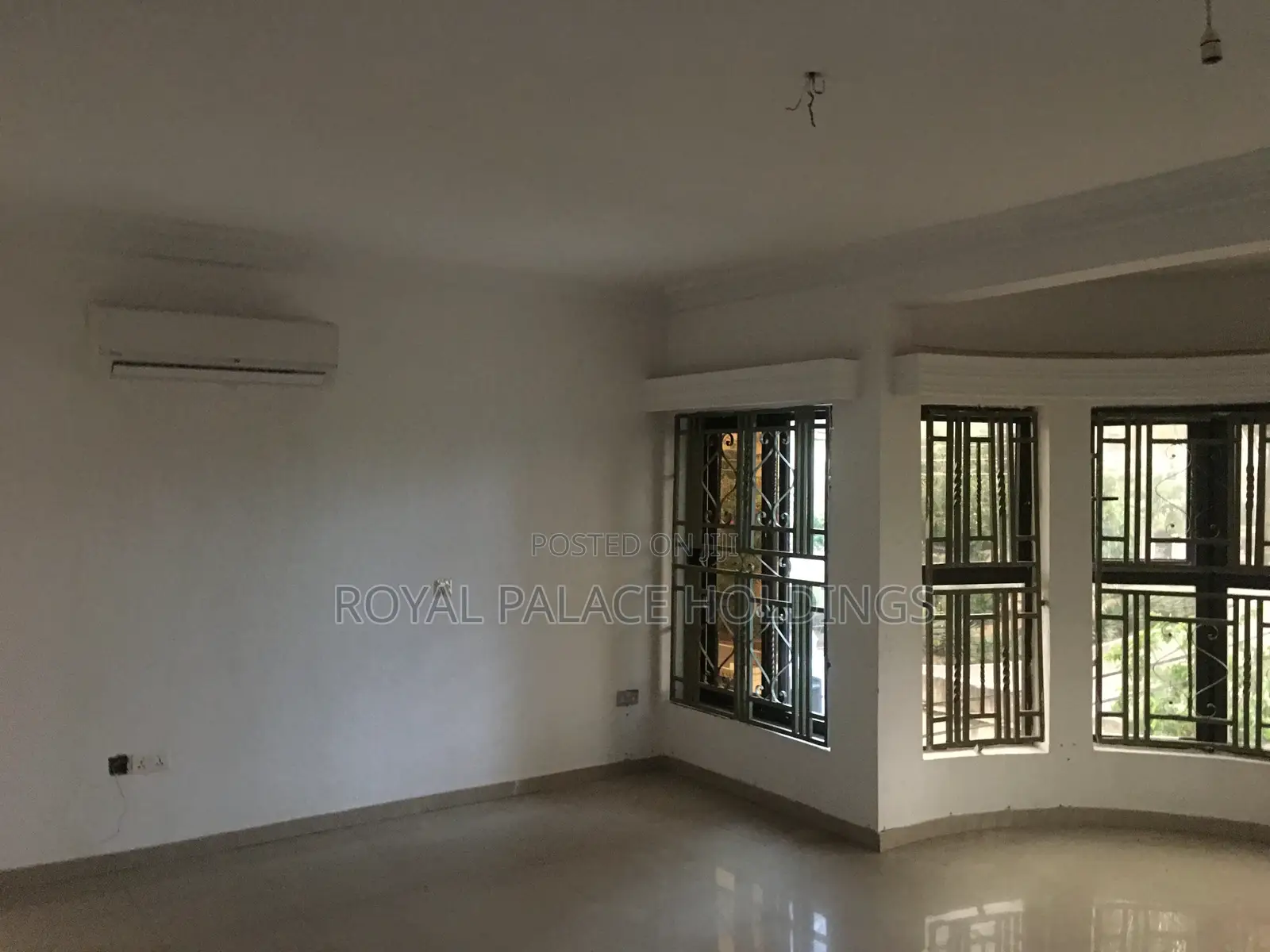 8bdrm Duplex in Close To American, East Legon for rent