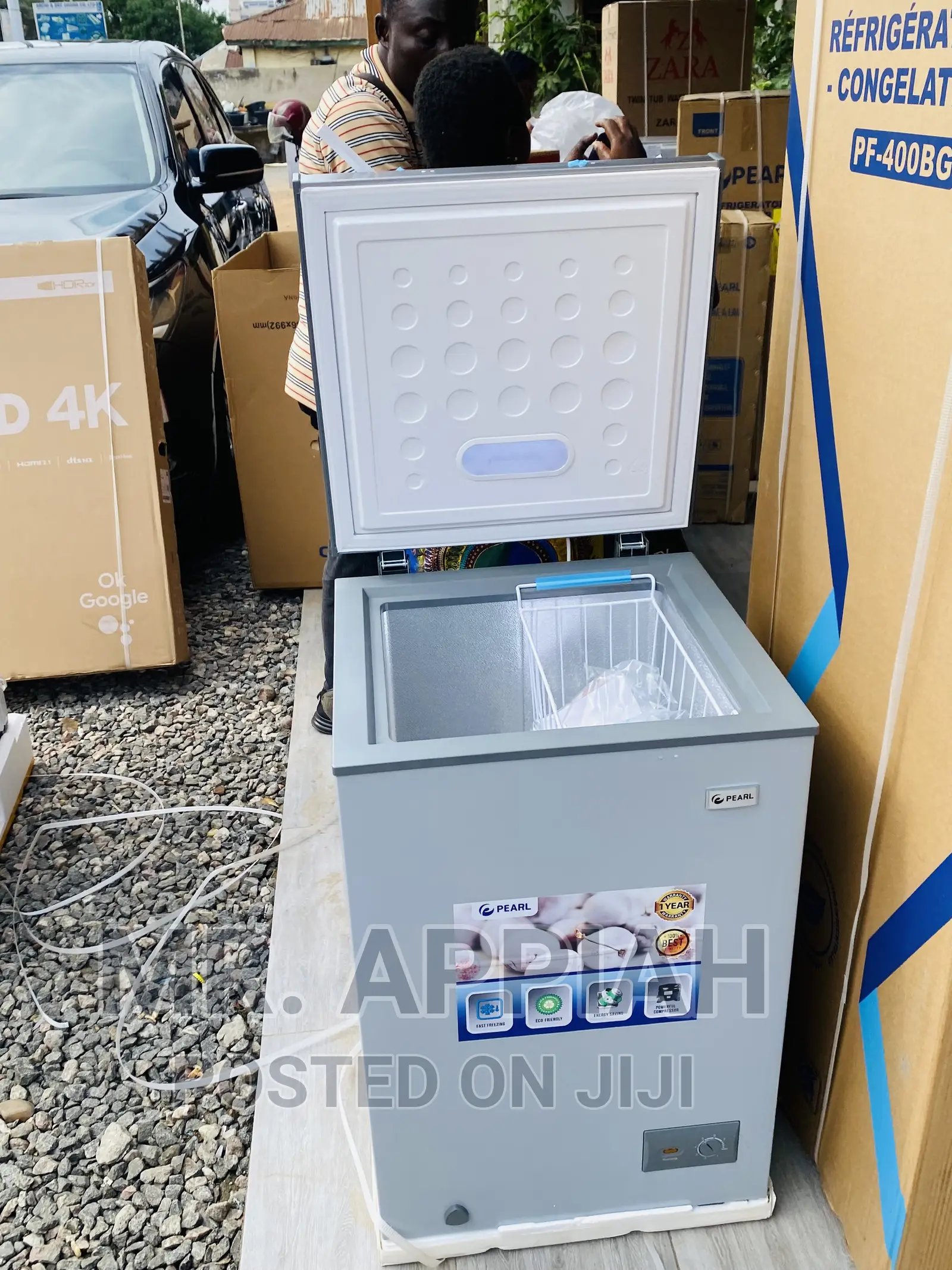 Easy to Clean Pearl PCF-127L Chest Freezer 1 Door Freezer.