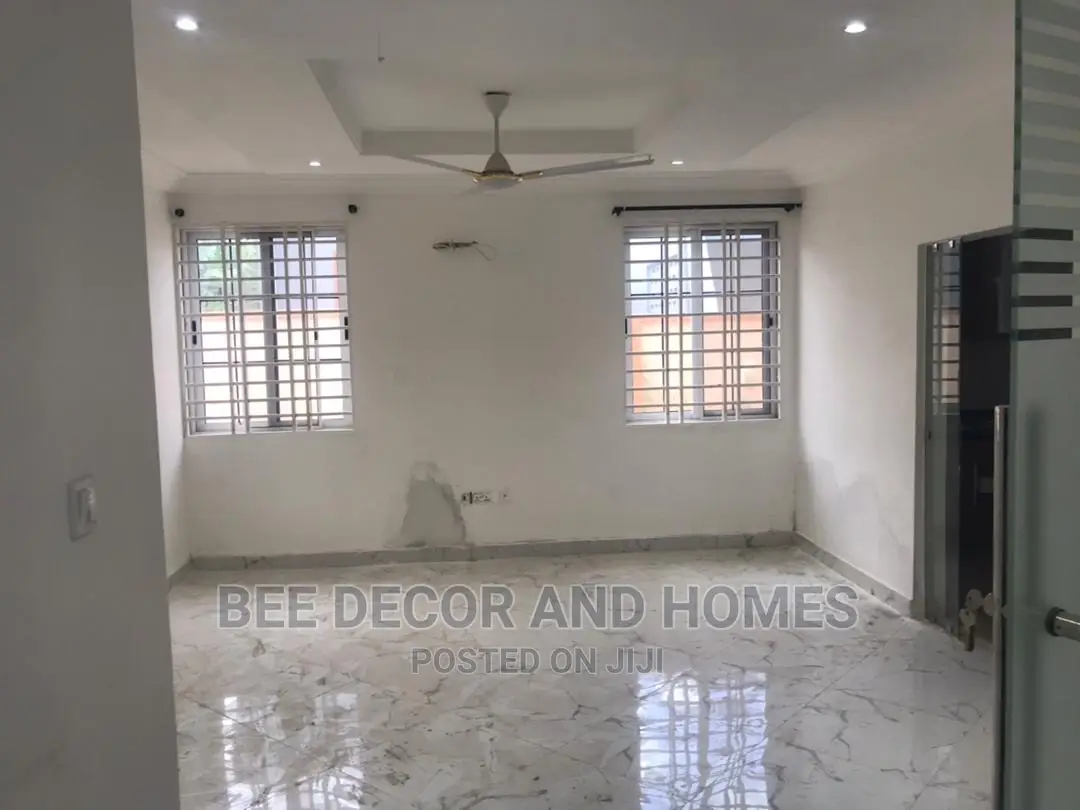 3bdrm Block of Flats in Bee Decor And Homes, Adenta for sale