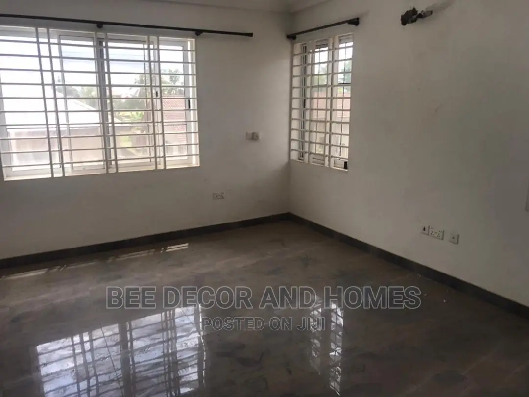 3bdrm Block of Flats in Bee Decor And Homes, Adenta for sale